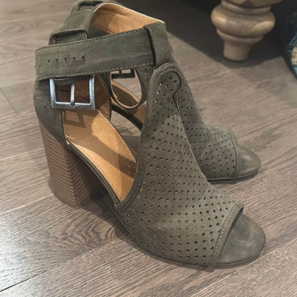 Universal Thread Green Heeled Boots with Ankle Strap